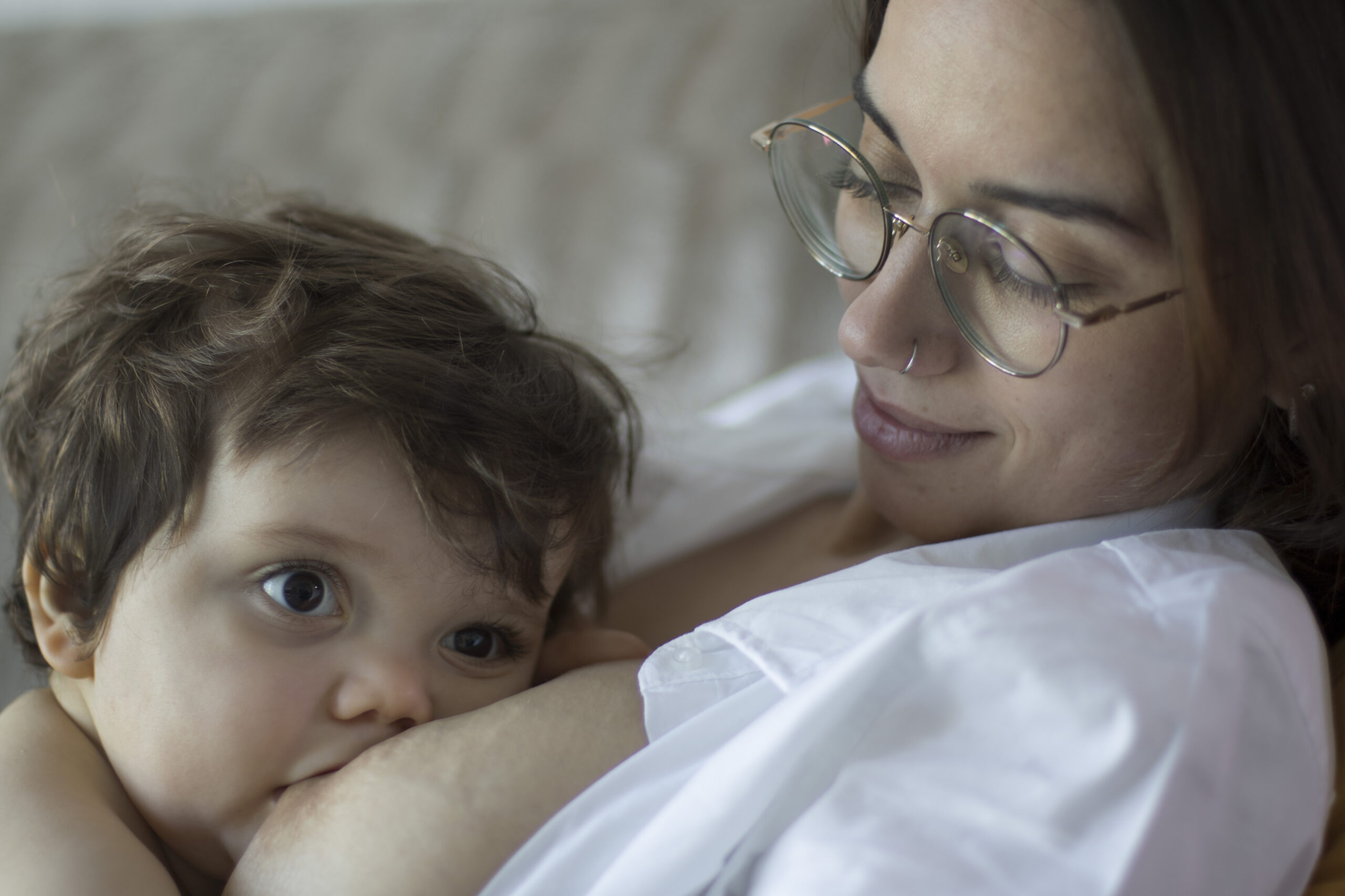 Bébé contre sa maman nue - Studio Rosa - Photographe Dordogne - Maternité et moments de vie