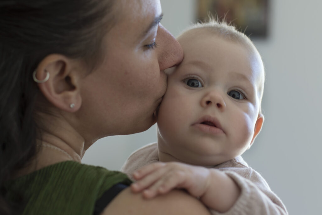 Maman avec bébé - Studio Rosa - Photographe Dordogne - Maternité et moments de vie