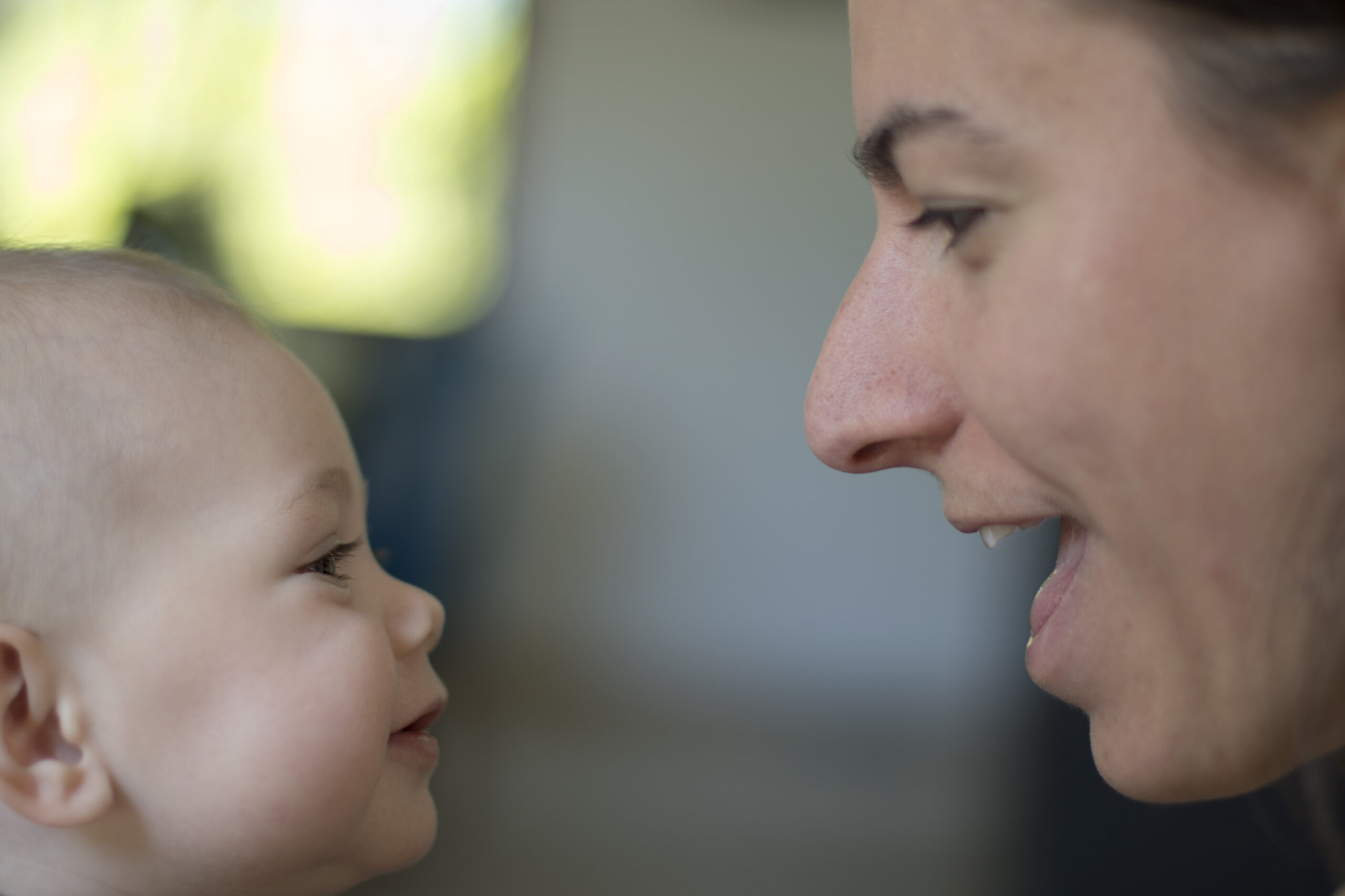 Maman avec bébé qui se regardent - Studio Rosa - Photographe Dordogne - Maternité et moments de vie