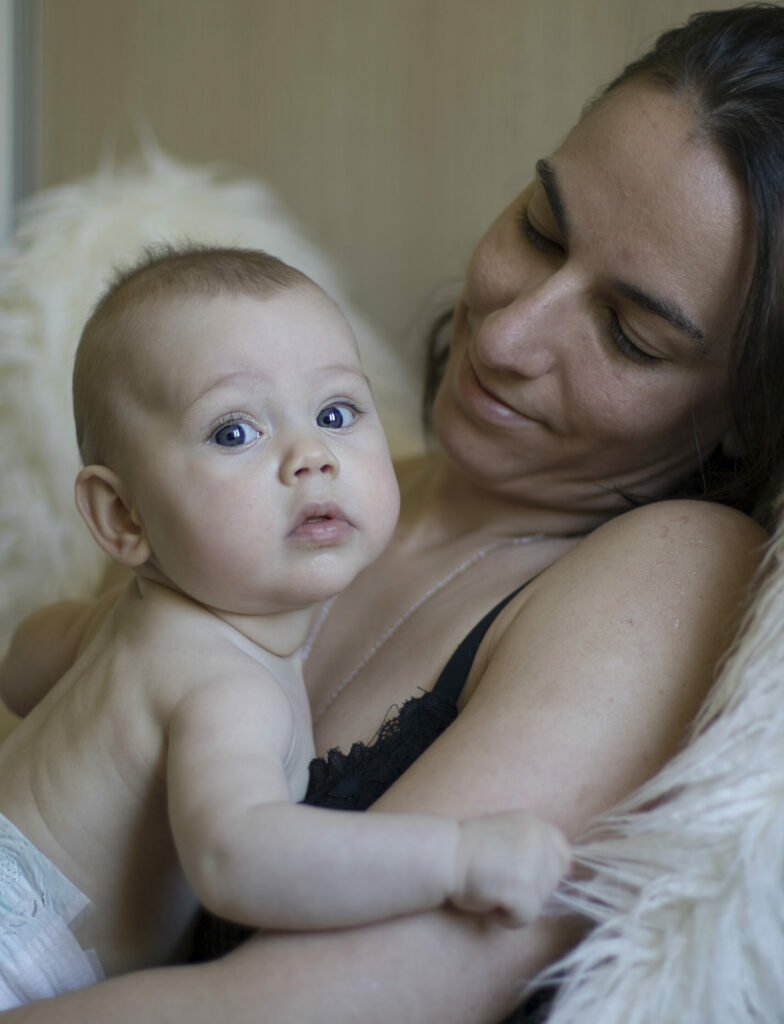 Maman avec bébé - Studio Rosa - Photographe Dordogne - Maternité et moments de vie