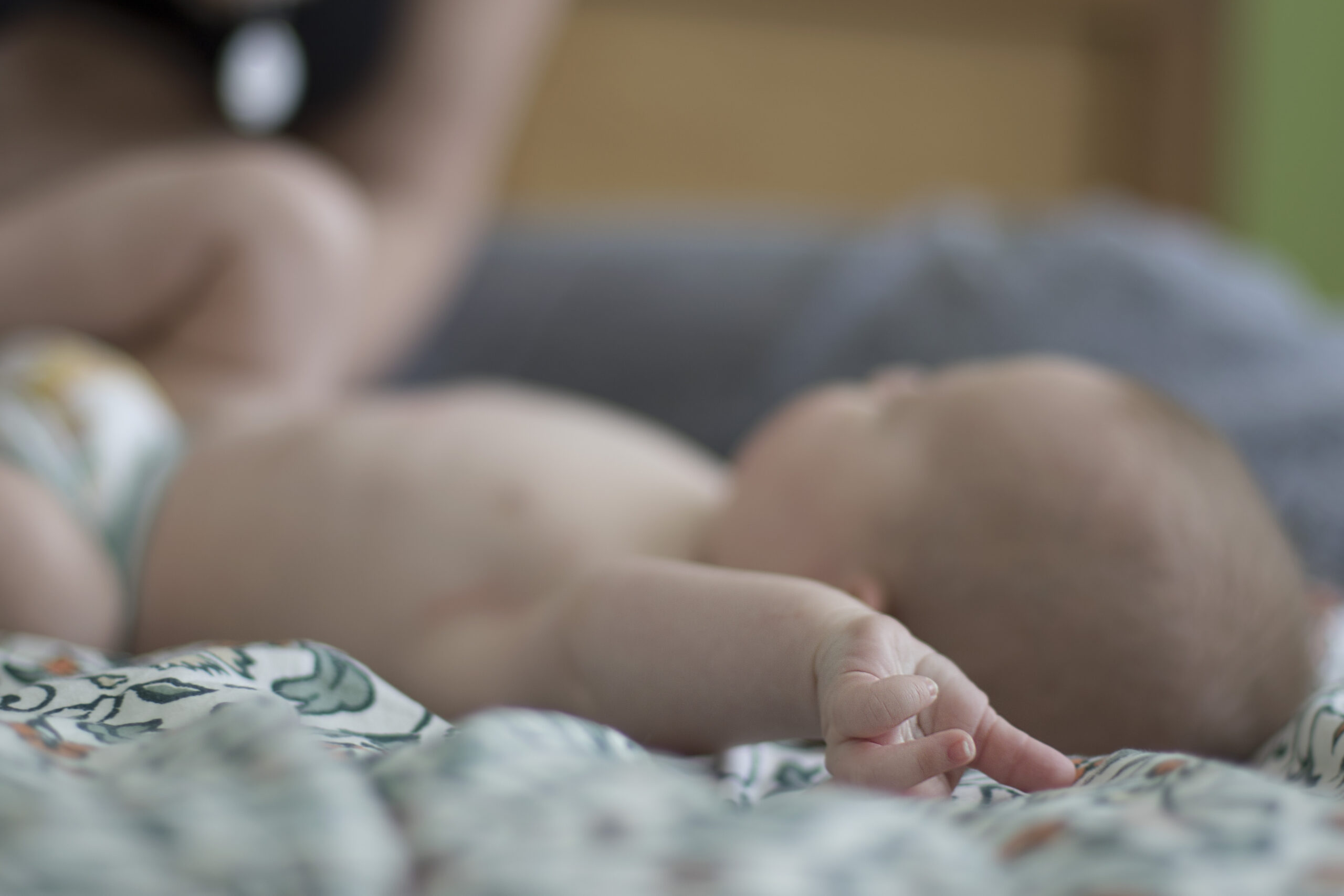 Bébé sur un lit - Studio Rosa - Photographe Dordogne - Maternité et moments de vie