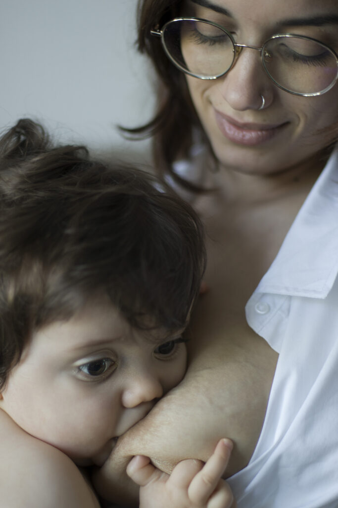 Bébé allaitant - Studio Rosa - Photographe Dordogne - Maternité et moments de vie