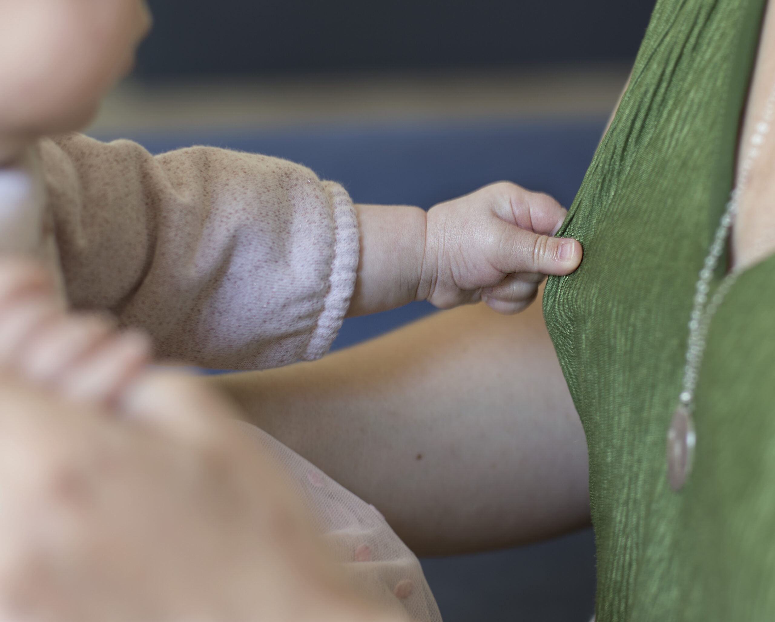 Détail main de bébé - Studio Rosa - Photographe Dordogne - Maternité et moments de vie