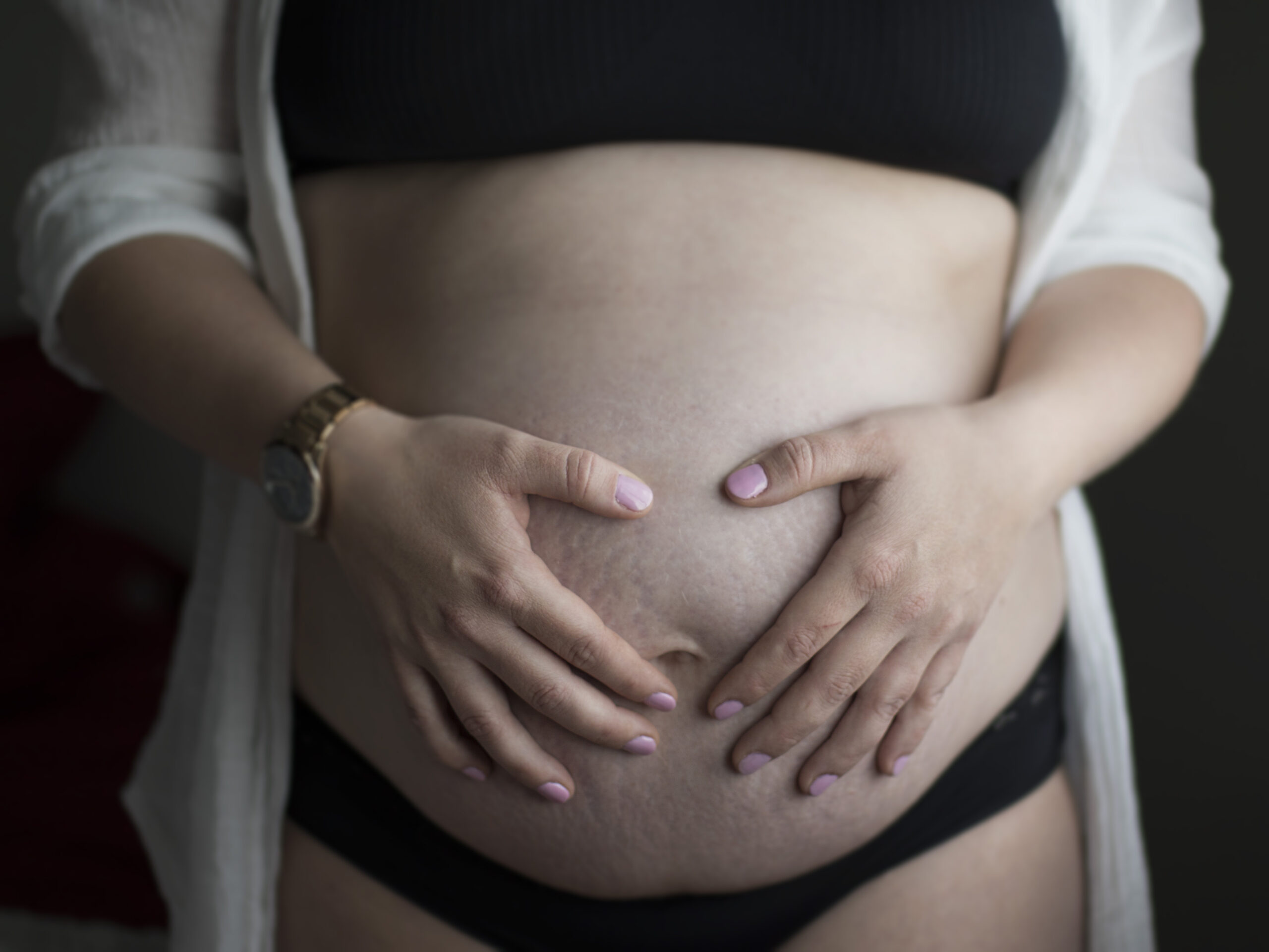 Ventre femme enceinte - Studio Rosa - Photographe Dordogne - Maternité et moments de vie