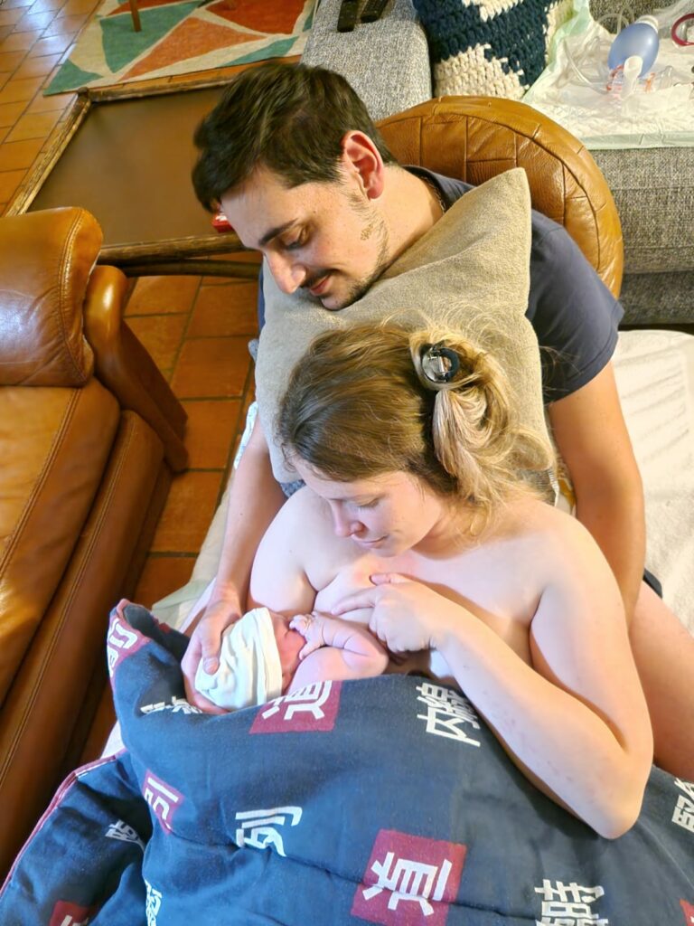 Famille avec bébé dans les bras - Studio Rosa - Photographe Dordogne - Maternité et moments de vie