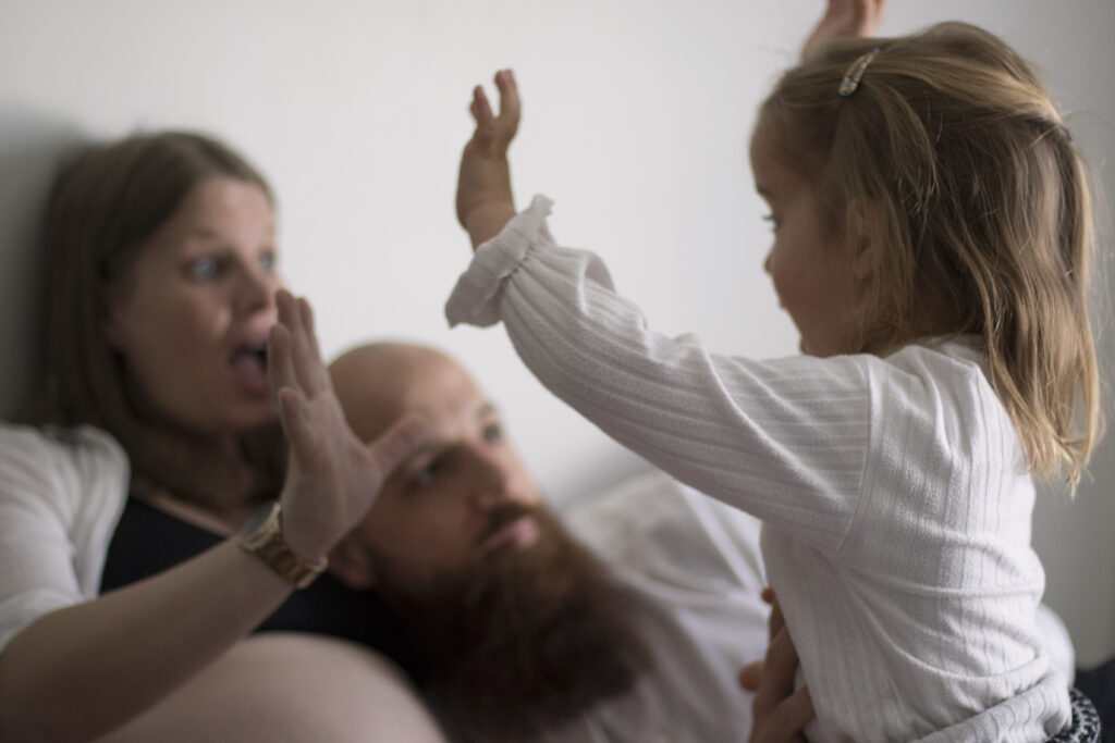 Complicité d'une famille sur le lit - Studio Rosa - Photographe Dordogne - Maternité et moments de vie