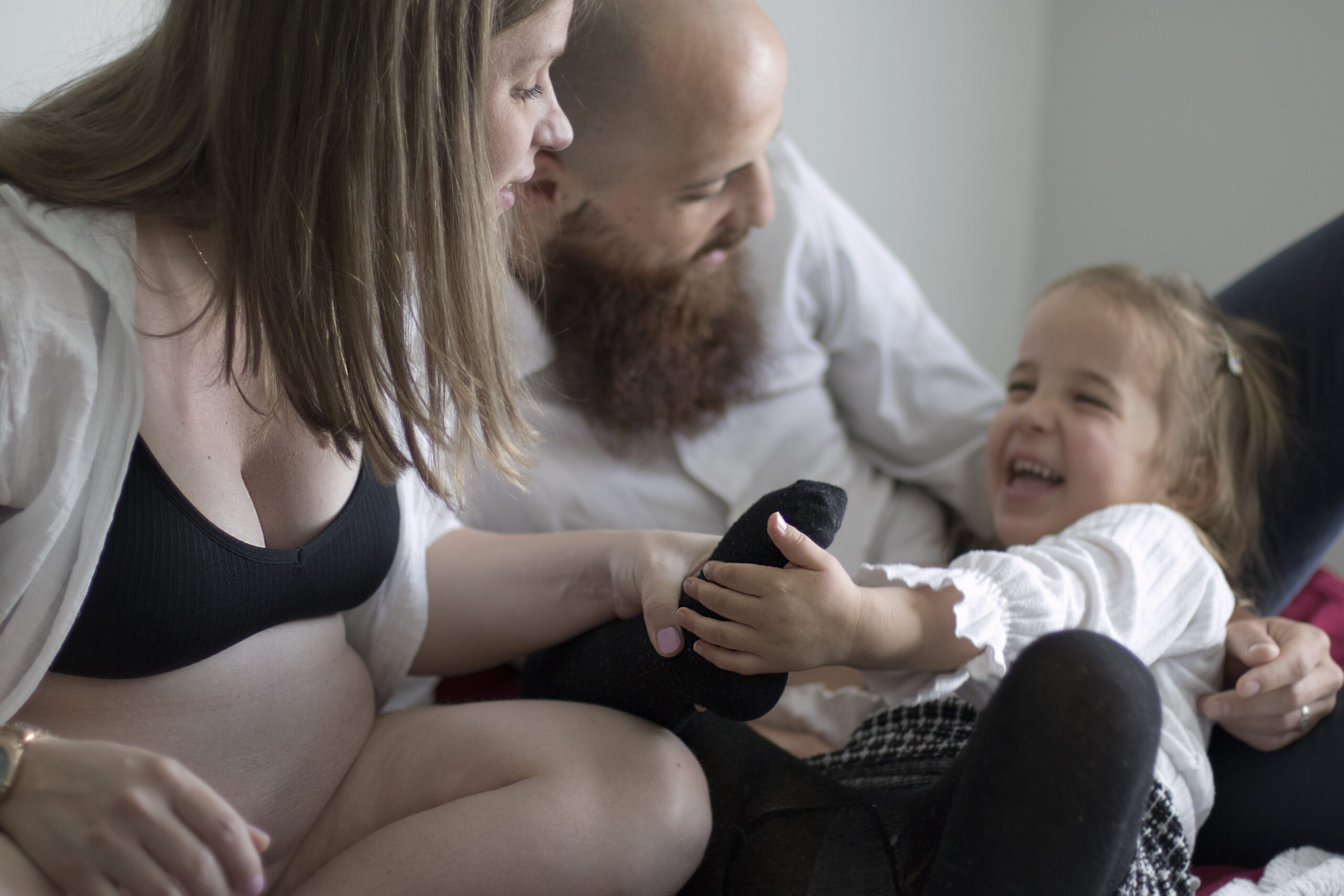 Complicité d'une famille sur le lit - Studio Rosa - Photographe Dordogne - Maternité et moments de vie