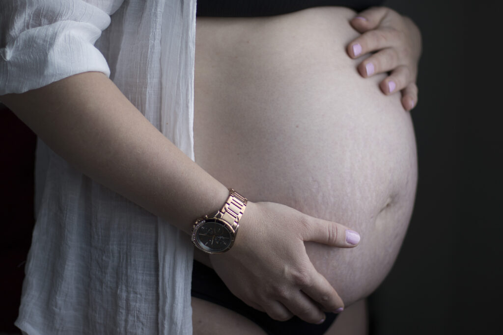 Ventre femme enceinte - Studio Rosa - Photographe Dordogne - Maternité et moments de vie