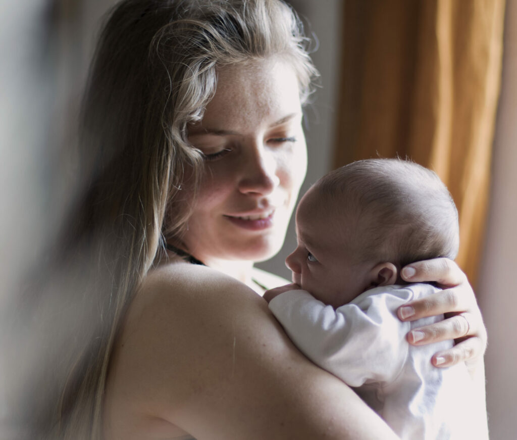 Maman avec bébé - Studio Rosa - Photographe Dordogne - Maternité et moments de vie