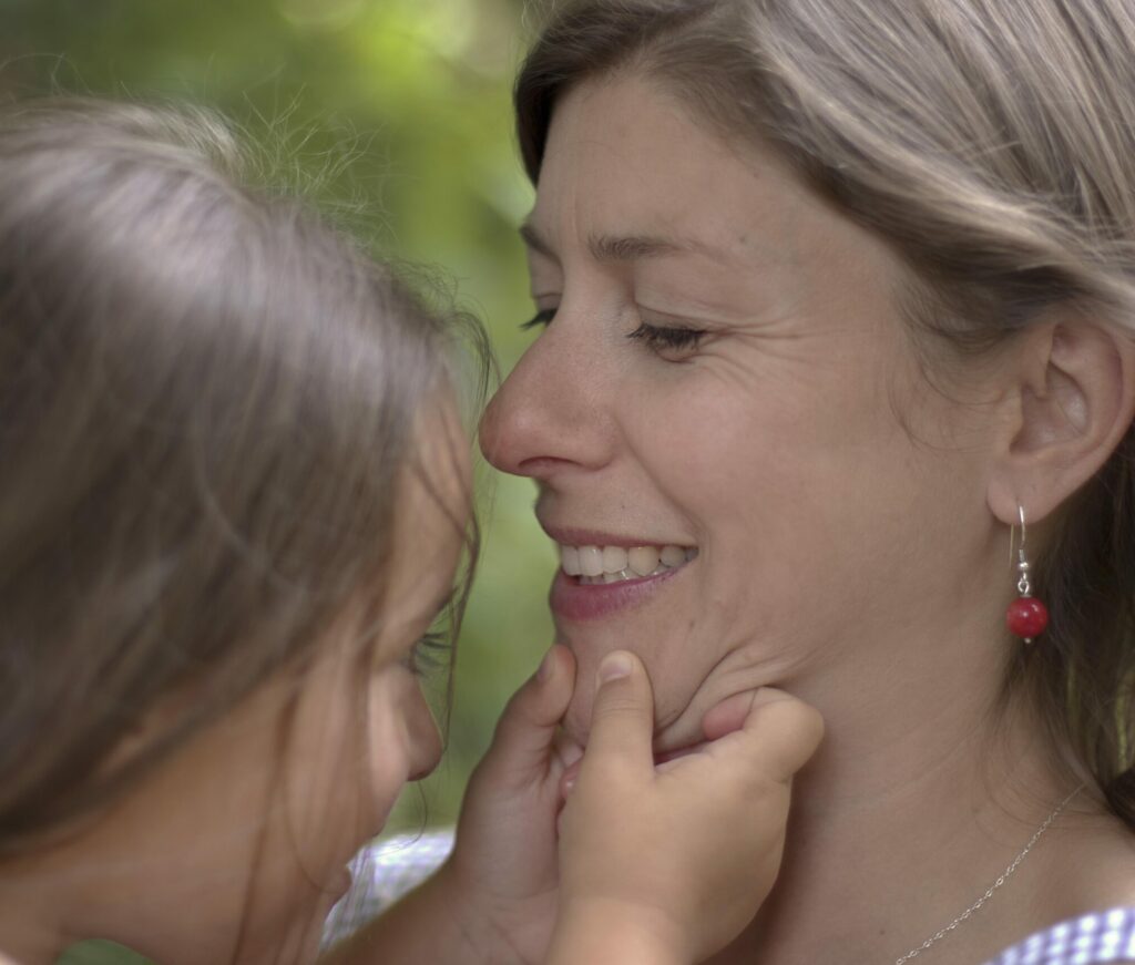 Maman et sa fille qui se regardent - Studio Rosa - Photographe Dordogne - Maternité et moments de vie