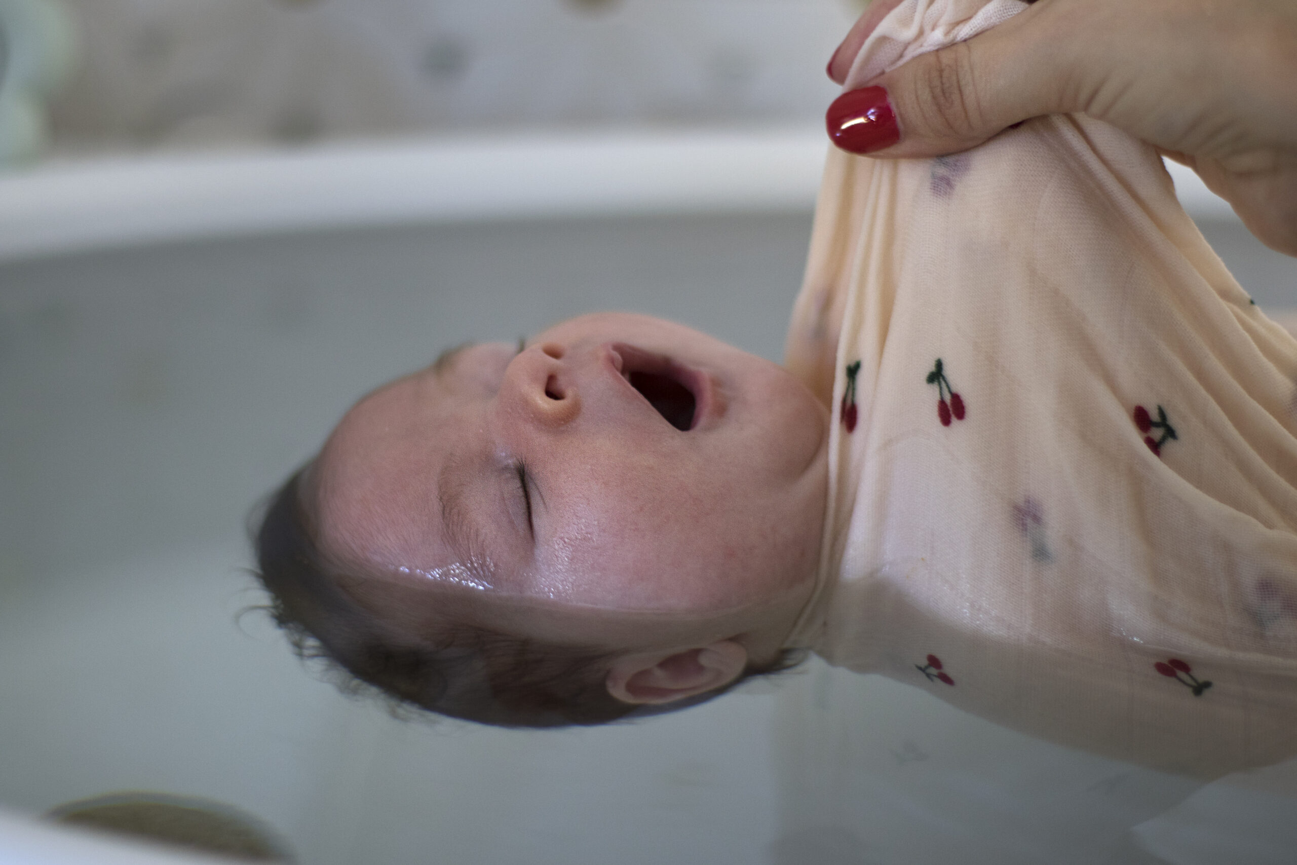 Thérapeutique bain bébé par Coline - Studio Rosa - Photographe Dordogne - Maternité et moments de vie