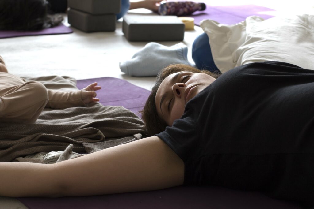 Cours de yoga - Studio Rosa - Photographe Dordogne - Maternité et moments de vie