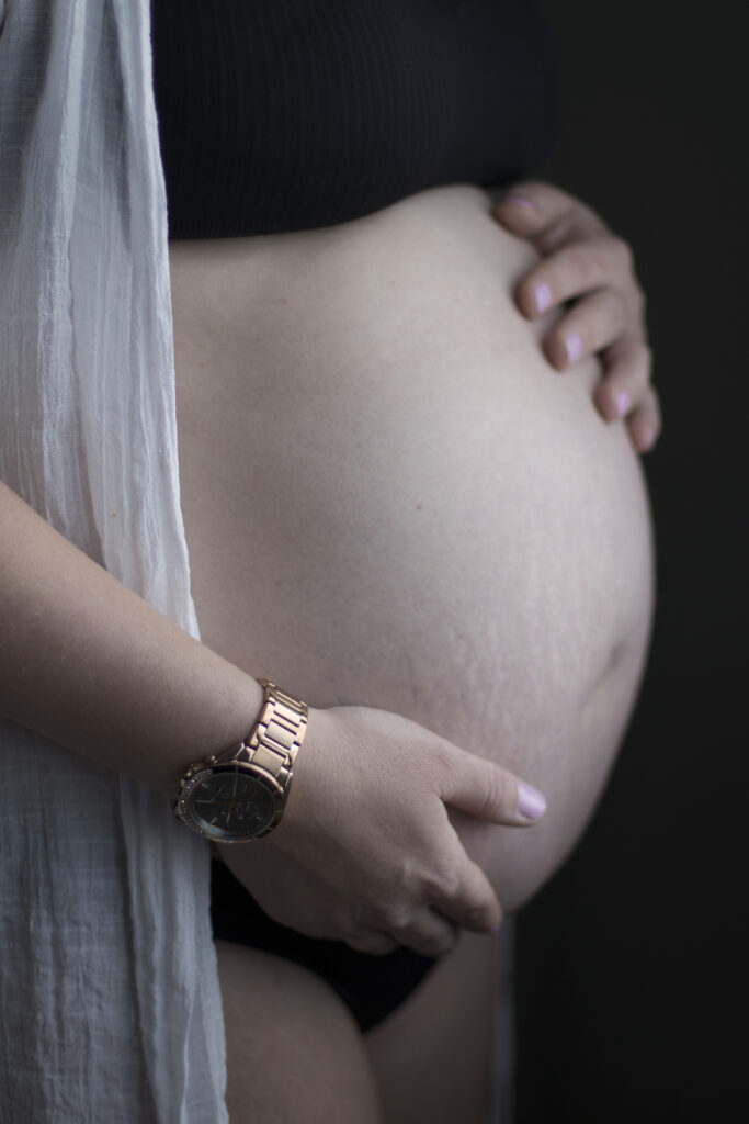 Ventre femme enceinte - Studio Rosa - Photographe Dordogne - Maternité et moments de vie