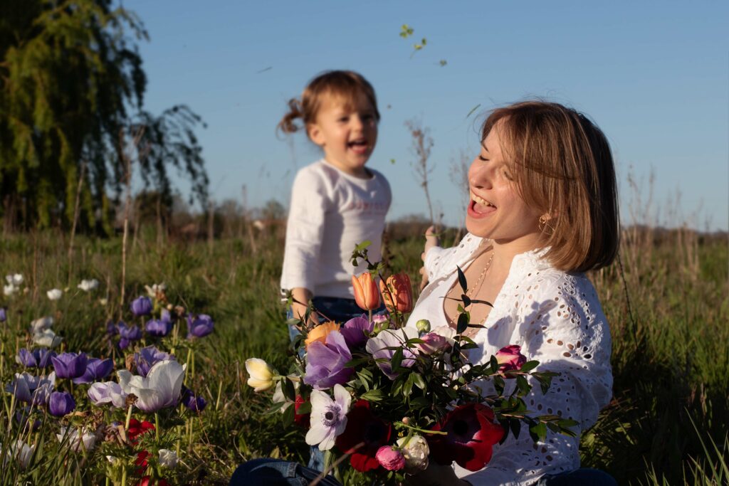Bataille d'herbe au milieu des fleurs - Studio Rosa - Photographe Dordogne - Maternité et moments de vie
