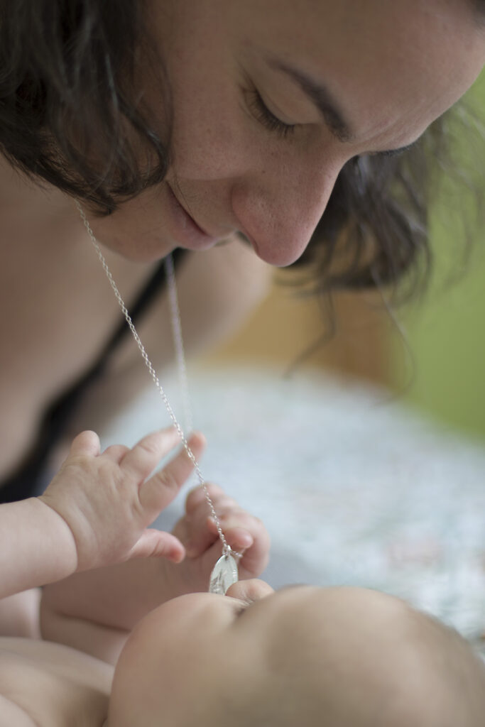 Maman et bébé sur le lit - Studio Rosa - Photographe Dordogne - Maternité et moments de vie