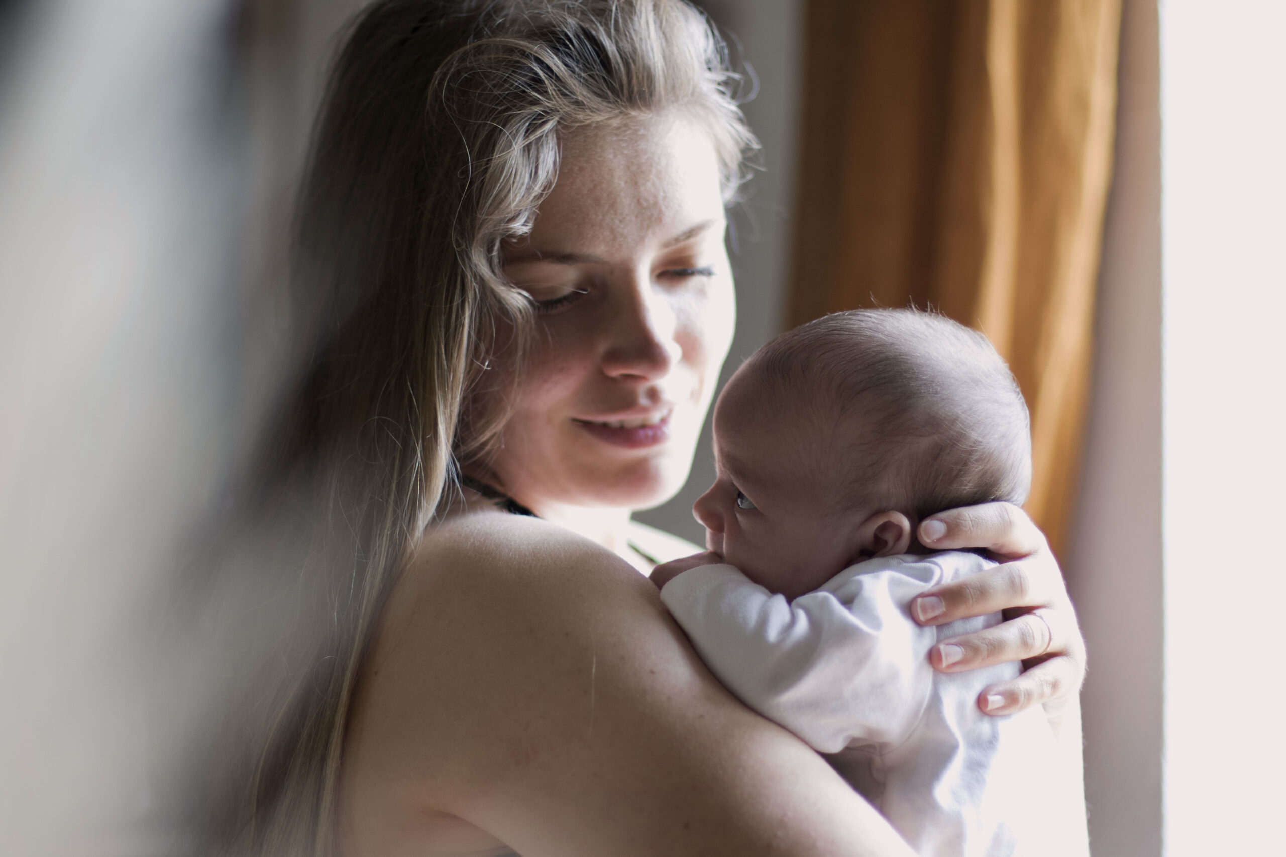 Maman avec bébé - Studio Rosa - Photographe Dordogne - Maternité et moments de vie