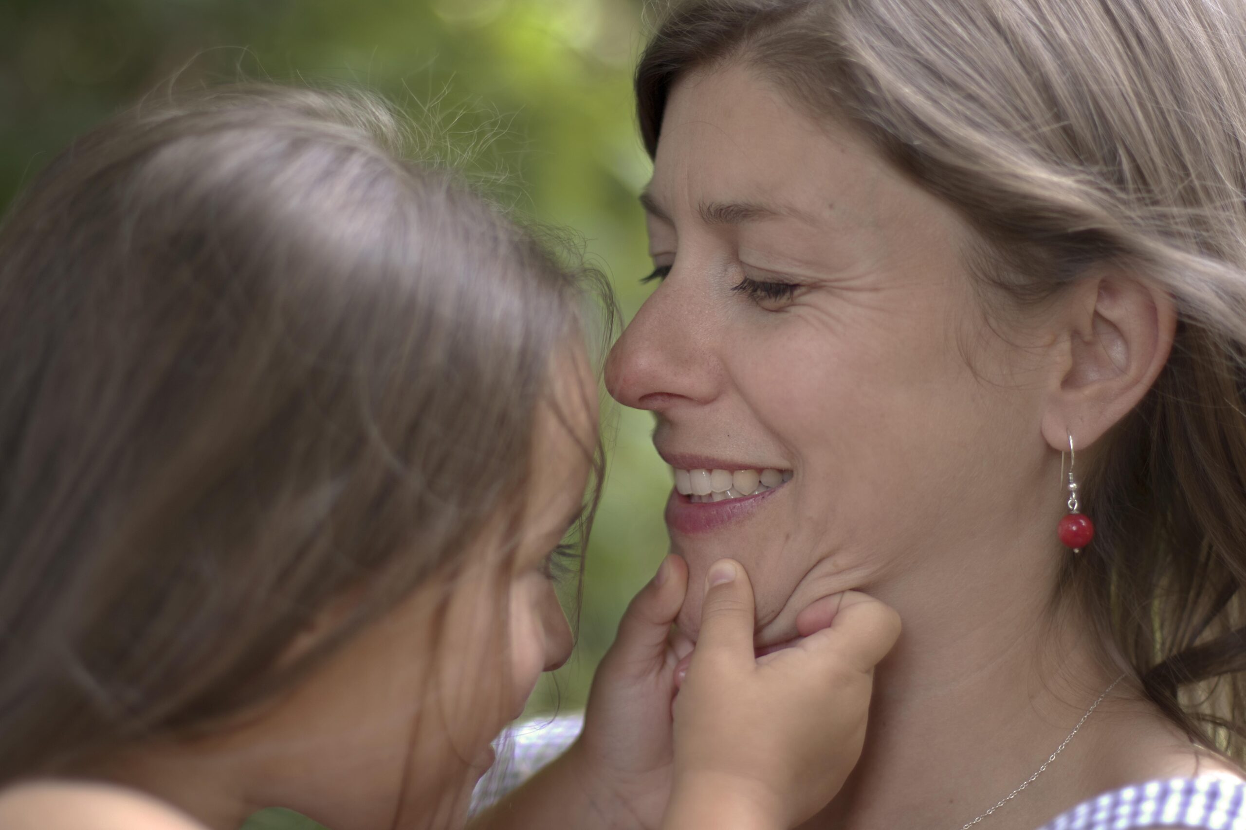 Maman et sa fille qui se regardent - Studio Rosa - Photographe Dordogne - Maternité et moments de vie